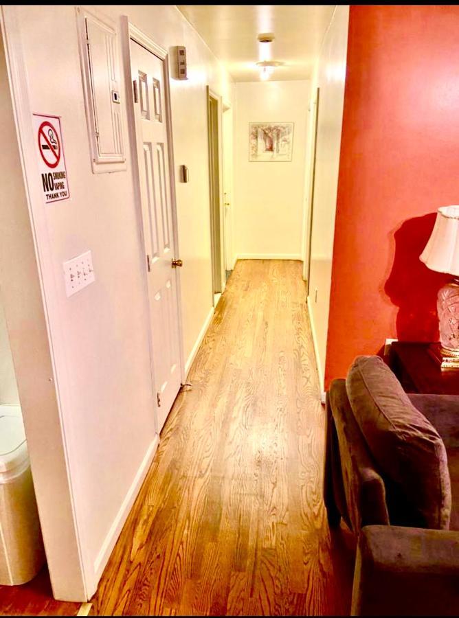 Alloggio in famiglia Large 3-bedrooms/2-bath Apt, One Block To Train