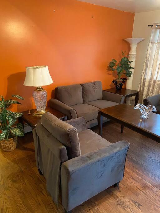 Large 3-bedrooms/2-bath Apt, One Block To Train Alloggio in famiglia *
