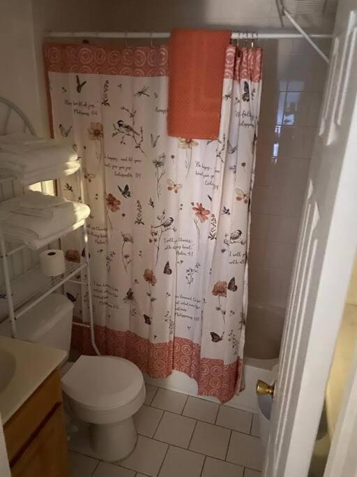 Alloggio in famiglia Large 3-bedrooms/2-bath Apt, One Block To Train *