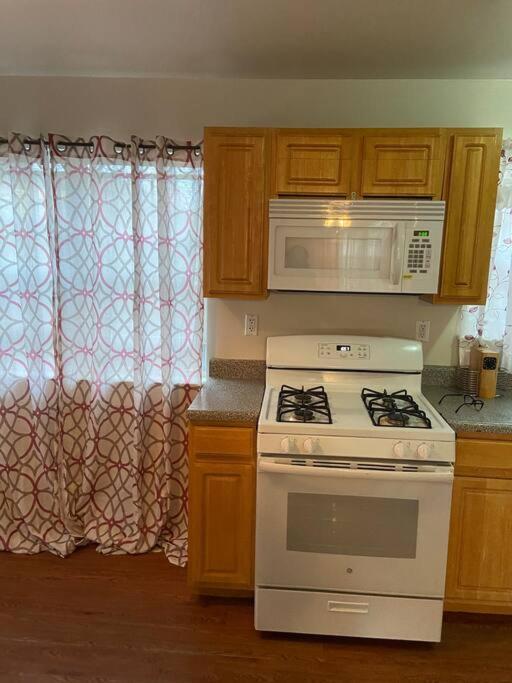 Alloggio in famiglia Large 3-bedrooms/2-bath Apt, One Block To Train New York