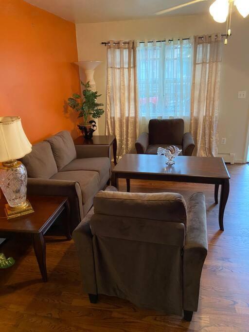 Large 3-bedrooms/2-bath Apt, One Block To Train Alloggio in famiglia *