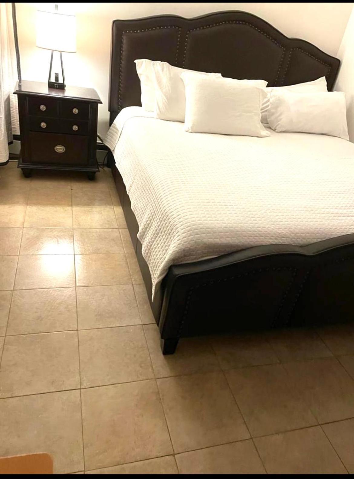 Alloggio in famiglia Large 3-bedrooms/2-bath Apt, One Block To Train *